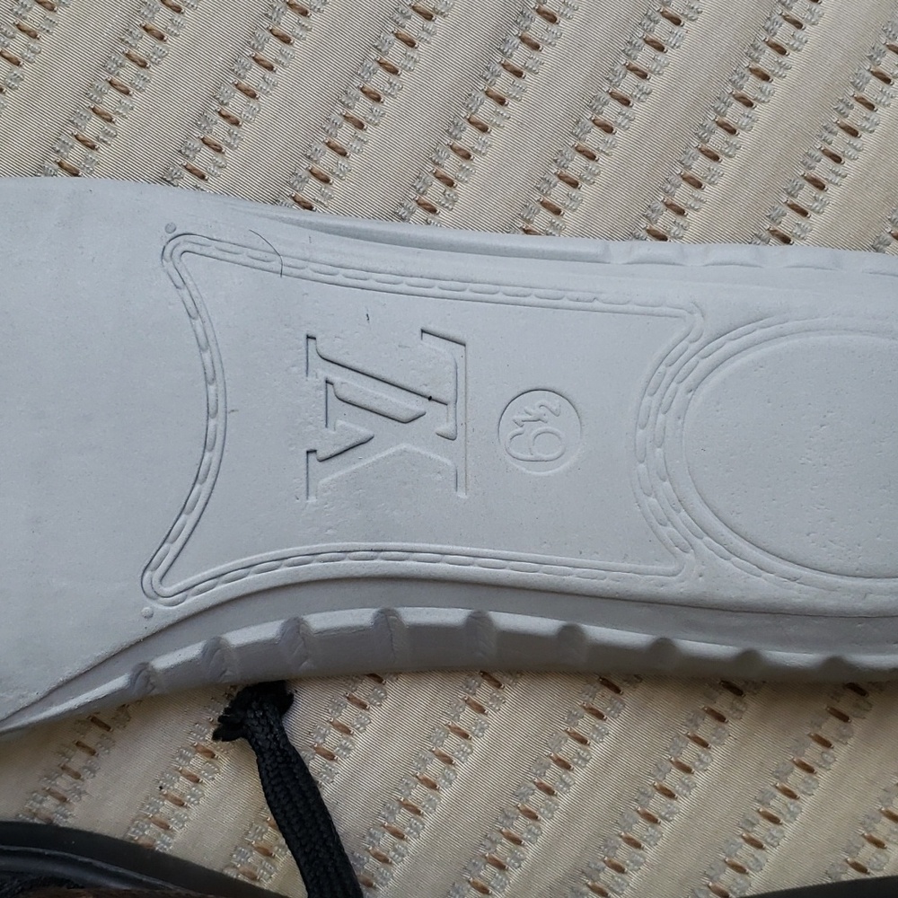 LOUIS VUITTON LV MONOGRAM LOW TOP SNEAKERS SHOES - Picture 9 of 9